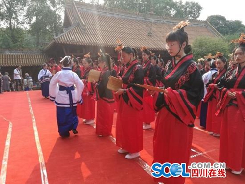 着汉服加冠加笄&nbsp;自贡百余名学子行“成人礼”(图1)