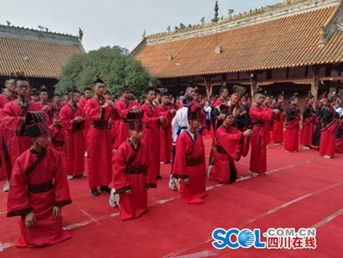 着汉服加冠加笄&nbsp;自贡百余名学子行“成人礼”(图2)