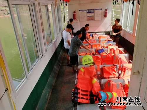 宜宾南溪区汪家镇、地方海事处联合督查云台号客渡船安全工作(图1)