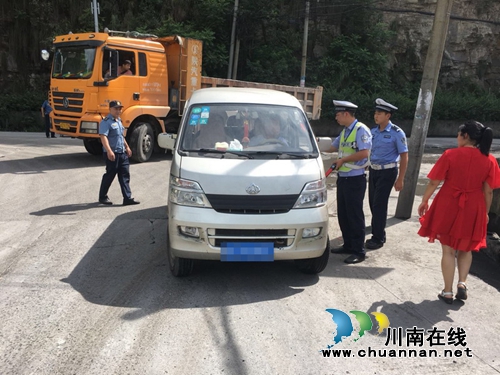宜宾筠连交警大队强力出击整治乡镇交通秩序(图2)