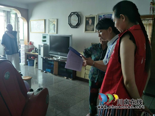 江阳区华阳街道:整合力量 专职网格员参与扫黑除恶宣传(图1) 江阳区华阳街道:整合力量 专职网格员参与扫黑除恶宣传(图1)