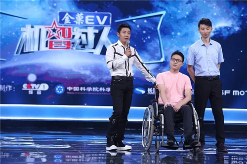 穿上助力外骨骼行走&nbsp;自贡小伙展示中国科技(图1)