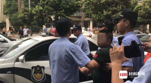 四川一老赖拖欠房租霸占店铺&nbsp;被法警抬上警车(图1)