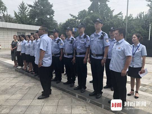 四川一老赖拖欠房租霸占店铺&nbsp;被法警抬上警车(图2)