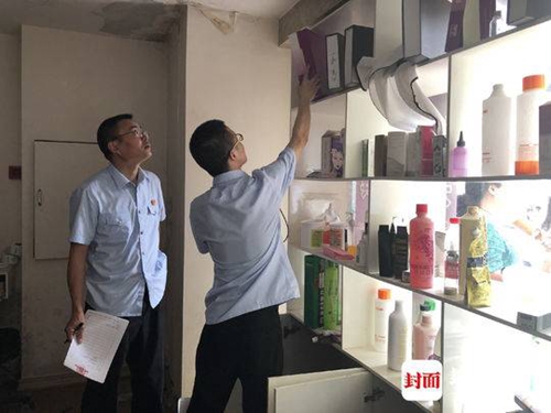 四川一老赖拖欠房租霸占店铺&nbsp;被法警抬上警车(图4)