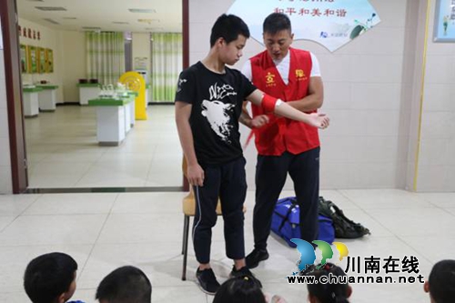 龙马潭区红星街道天立社区开展青少年急救知识培训(图1)
