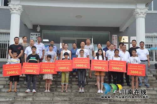 泸县非公党建联盟到喻寺镇周堰村开展“爱心助学.结对帮扶”活动(图1)