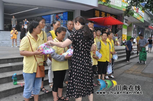 江阳区北城街道妇联、总工会为文明劝导员“送清凉”(图1) 江阳区北城街道妇联、总工会为文明劝导员“送清凉”(图1)