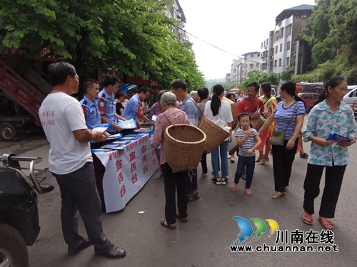 泸县潮河镇开展扫黑除恶专项斗争宣传活动(图1)