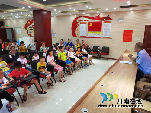 江阳区张坝街道匠心社区开展儿童防拐骗安全知识教育活动(图2) 江阳区张坝街道匠心社区开展儿童防拐骗安全知识教育活动(图2)