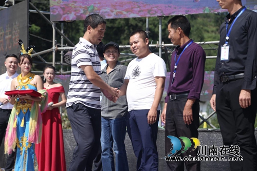 爽脆人间 第五届古蔺三道水脆红李采摘节举行(图5) 爽脆人间 第五届古蔺三道水脆红李采摘节举行(图5)