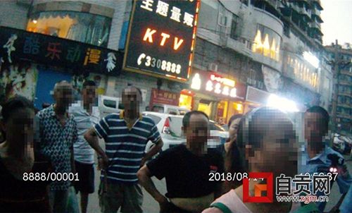 自贡:广场舞大妈争地盘 民警化解江湖恩怨(图1) 自贡:广场舞大妈争地盘 民警化解江湖恩怨(图1)