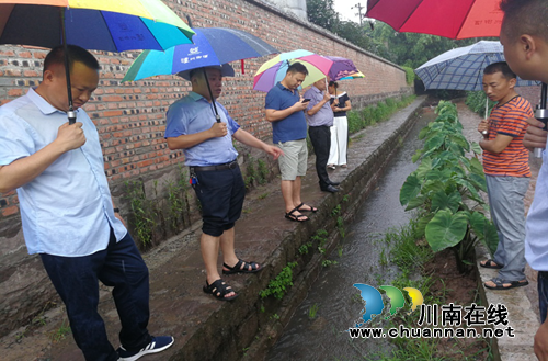 龙马潭区特兴街道开展辖区环境保护问题督查整改(图1)