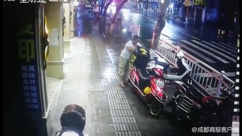 可恶！男子带小孩偷外卖，坑惨外卖小哥赔全款(图1)