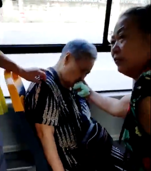 内江老太公交车上晕倒 众人接力救助送回家(图1) 内江老太公交车上晕倒 众人接力救助送回家(图1)