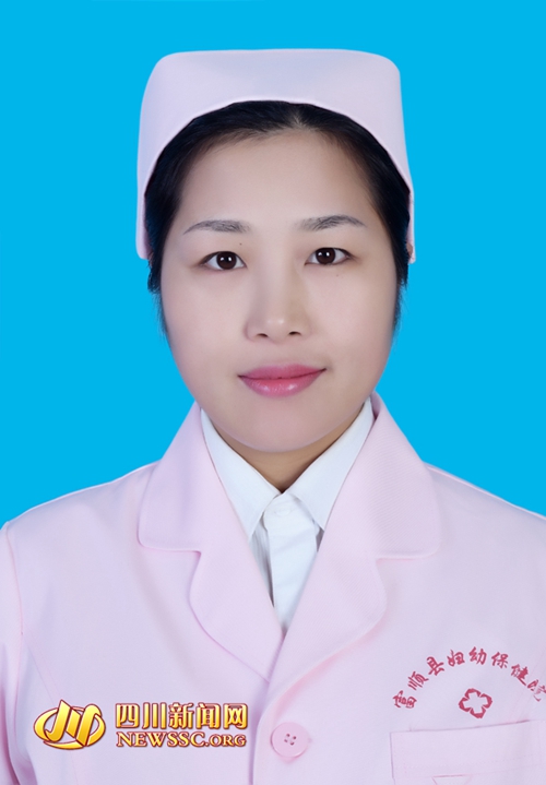 自贡女护士路遇男子发病晕倒 当街跪地施救(图1) 自贡女护士路遇男子发病晕倒 当街跪地施救(图1)