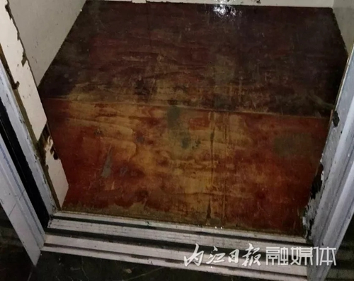 内江一小区9部电梯被淹 疑似消防栓被开阀放水(图1) 内江一小区9部电梯被淹 疑似消防栓被开阀放水(图1)