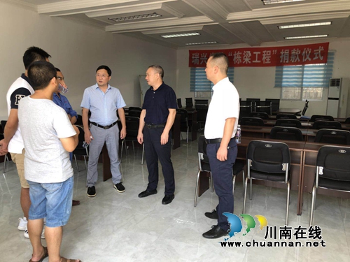 泸县政协副主席杜开卷到百和镇督查环保工作(图1)