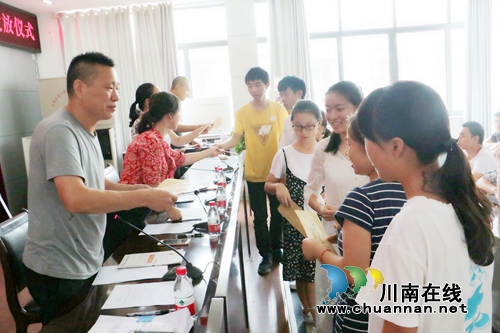 龙马潭区莲花池街道举行青少年“金秋助学”感恩教育主题党日活动(图3)