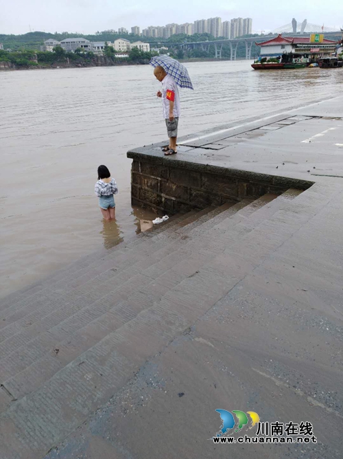 遭遇悔婚&nbsp;古蔺女子到泸州东门口江中寻短见(图1)
