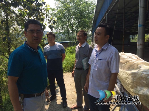 泸县农林局到百和镇开展环保不达标养殖场“回头看”(图1) 泸县农林局到百和镇开展环保不达标养殖场“回头看”(图1)