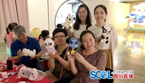 自贡彩灯亮相首届中国大熊猫国际文化周主题展(图2)