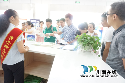 宜宾市文明办一行到泸州纳溪区政务中心考察全国文明城市创建工作(图2)