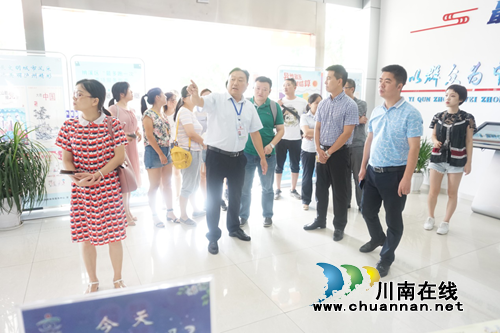 宜宾市文明办一行到泸州纳溪区政务中心考察全国文明城市创建工作(图1)