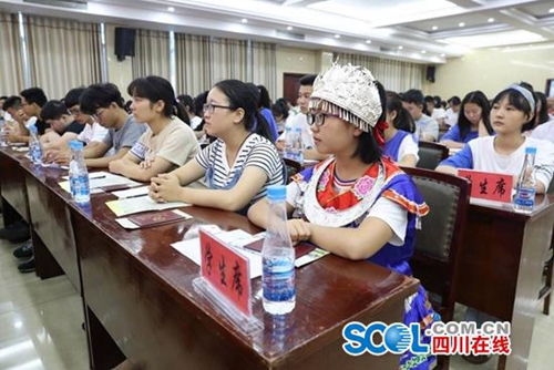 宜宾兴文121名学子领“栋梁工程”扶贫助学金(图3)