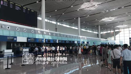 云龙机场迎来第一批“旅客”&nbsp;带着行李来乘机(图2)