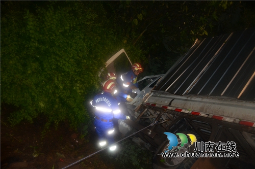 泸县综合应急救援大队成功处置一起车祸抢险事故(图2) 泸县综合应急救援大队成功处置一起车祸抢险事故(图2)