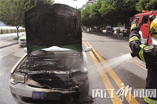内江出租车途中起火&nbsp;消防三分钟赶到紧急扑救(图1)