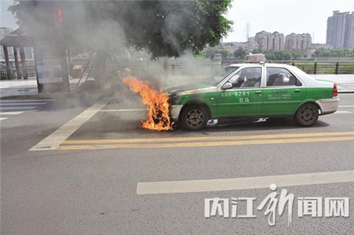 内江出租车途中起火&nbsp;消防三分钟赶到紧急扑救(图2)