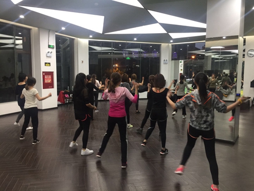 三分热情&nbsp;运动健身成时尚；莫逐大潮&nbsp;持之以恒是正途(图3)