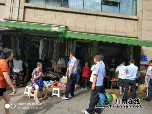 江阳区张坝街道城管办集中整治占道经营(图2)