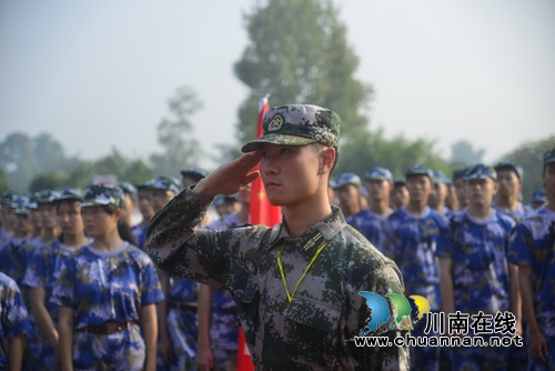 泸县建校举行2018级新生军训开学典礼暨入学教育动员大会(图1)