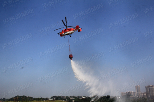 K32直升机在长江蓝田段进行吊桶灭火演习 泸州日报记者 简放鹏 摄