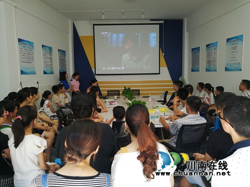 江阳区华阳街道竹苑社区开展“用爱和智慧陪伴孩子成长”家庭教育专题讲座(图1) 江阳区华阳街道竹苑社区开展“用爱和智慧陪伴孩子成长”家庭教育专题讲座(图1)