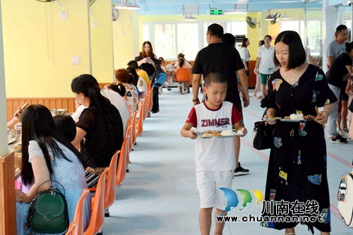 叙永县城西实验学校：千人亲子午餐开启孩子人生转折点(图2)
