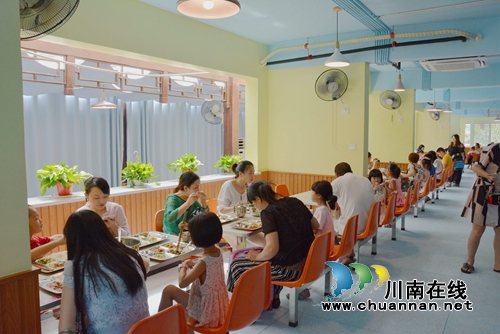 叙永县城西实验学校：千人亲子午餐开启孩子人生转折点(图3)