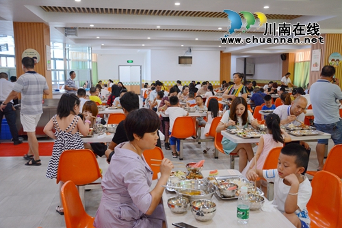 叙永县城西实验学校：千人亲子午餐开启孩子人生转折点(图4)