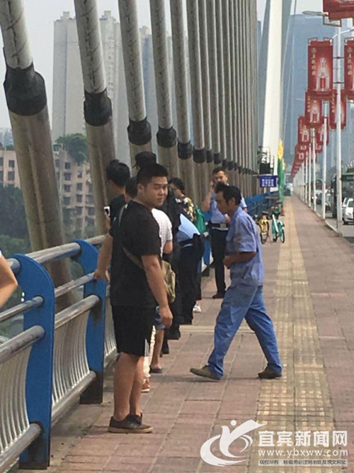 宜宾女子轻生跳桥&nbsp;海事公安联合施救(图2)