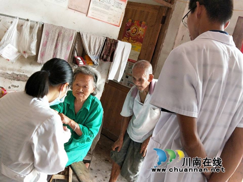 江阳区华阳街道西岸村开展医疗送暖行动(图1)