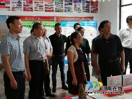 曹建国深入麻柳湾社区调研基层依法治理工作(图2)