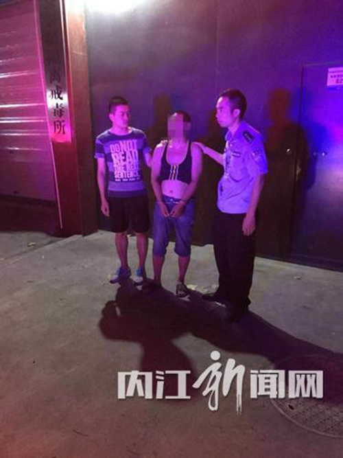 为“吸粉” 内江两男子持砍刀拍视频上传网络(图1) 为“吸粉” 内江两男子持砍刀拍视频上传网络(图1)