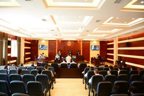 泸州男车被扣心生不满&nbsp;到交警队泼洒汽油威胁(图1)