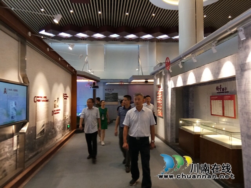 刘云调研江阳区张坝街道“三长记忆”展览馆(图1)