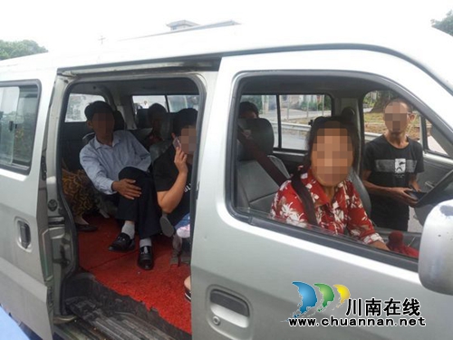 泸县云锦派出所查获两起面包车超员违法行为(图1)