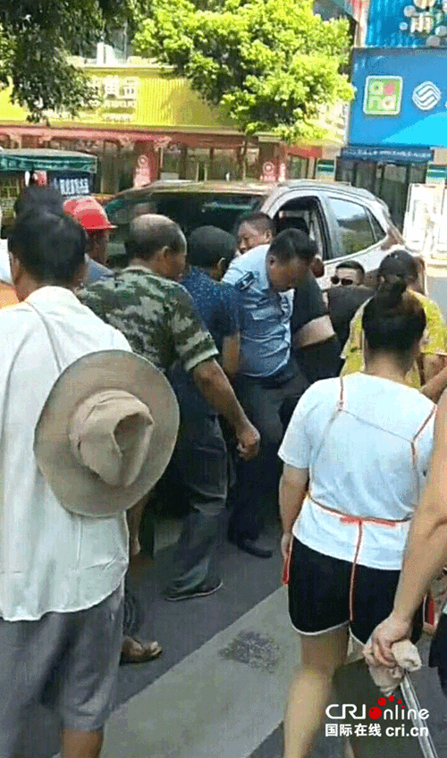 宜宾：城管市民合力抬车营救被压车轮下儿童(图1)