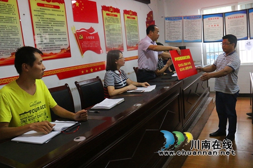 泸州高新区赴群英村开展精准扶贫·爱心助学(图2)